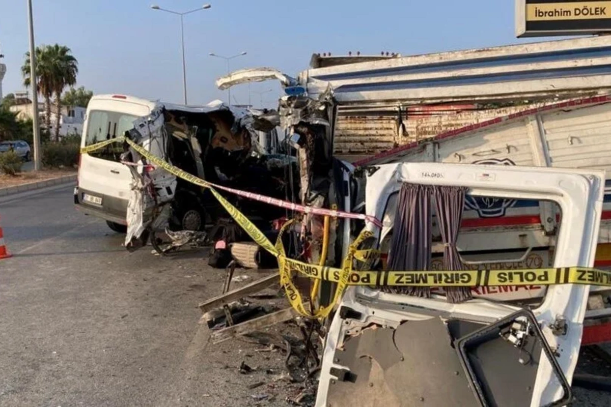 Türkiyədə şagirdləri daşıyan mikroavtobus qəzaya uğrayıb, ölən və yaralananlar var Türkiyədə şagirdləri daşıyan mikroavtobus qəzaya uğrayıb, ölən və yaralananlar var