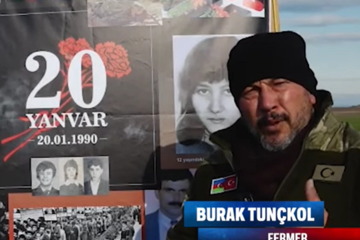 Türkiyəli fermer traktorla torpağın üzərinə 