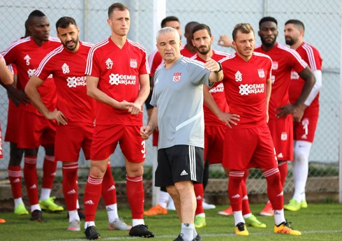 UEFA Konfrans Liqası: “Fiorentina” səfərdə qələbə qazanıb, “Başakşehir” heç-heçə edib UEFA Konfrans Liqası: “Fiorentina” səfərdə qələbə qazanıb, “Başakşehir” heç-heçə edib