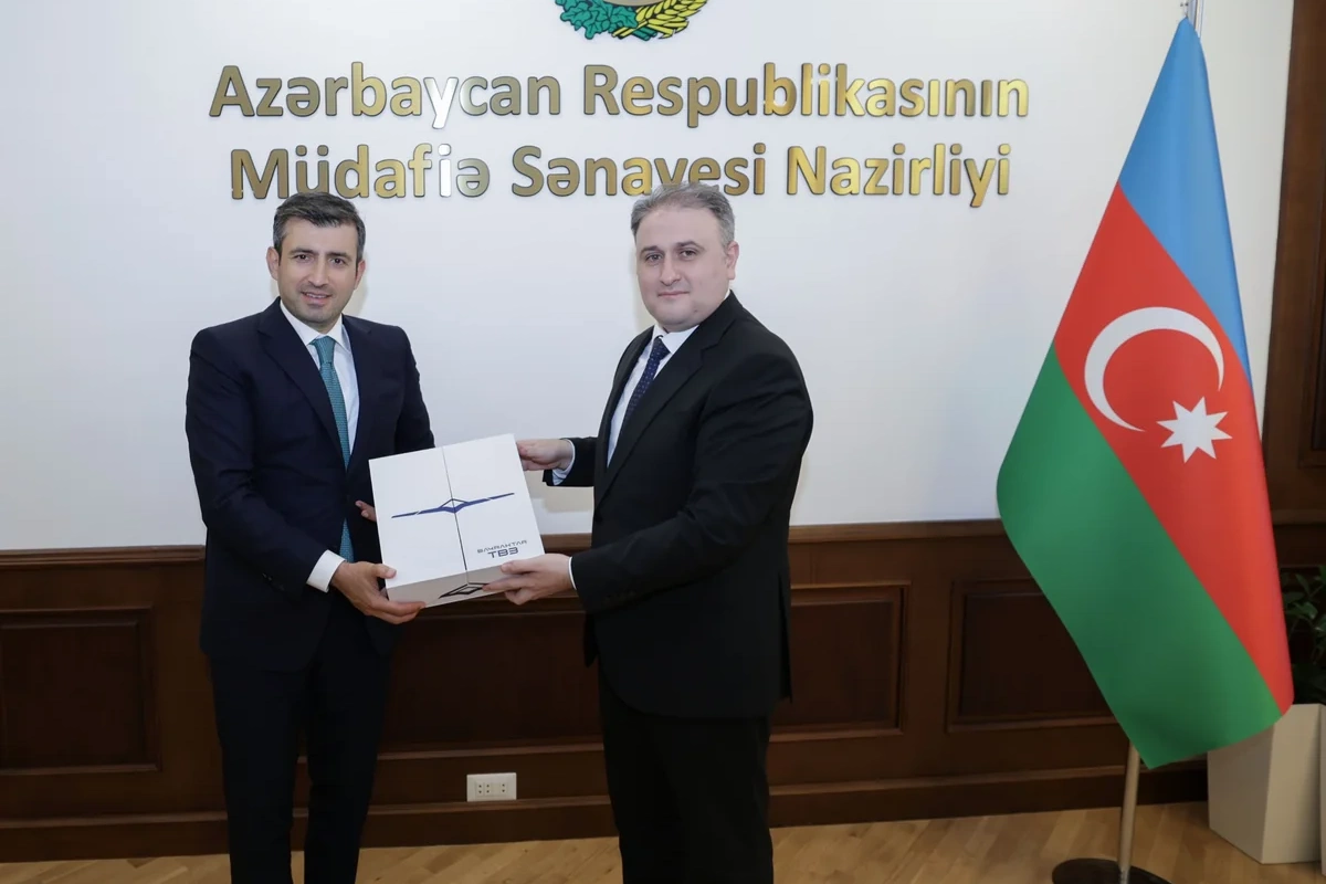 Vüqar Mustafayev Səlcuq Bayraktarla hərbi-texniki əməkdaşlığı müzakirə edib