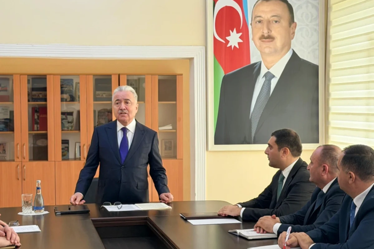 Yardımlı Rayon İcra Hakimiyyətinin başçısı kollektivə təqdim olunub Yardımlı Rayon İcra Hakimiyyətinin başçısı kollektivə təqdim olunub