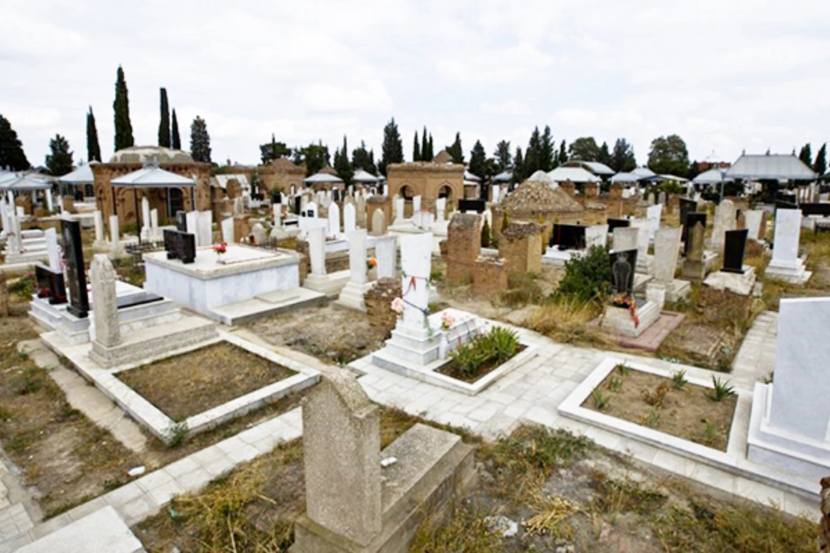 Yasamalda qəbirləri qazıb qızıl dişləri oğurlamışdı, cəzası bəlli oldu