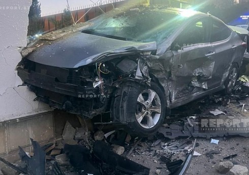 Yeni Günəşlidə avtomobil idarəetməni itirərək polis şöbəsinə çırpılıb, araşdırma aparılır
