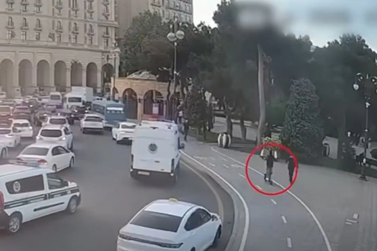 Yol polisi skuter sürən uşağı xilas etdi – Anbaan