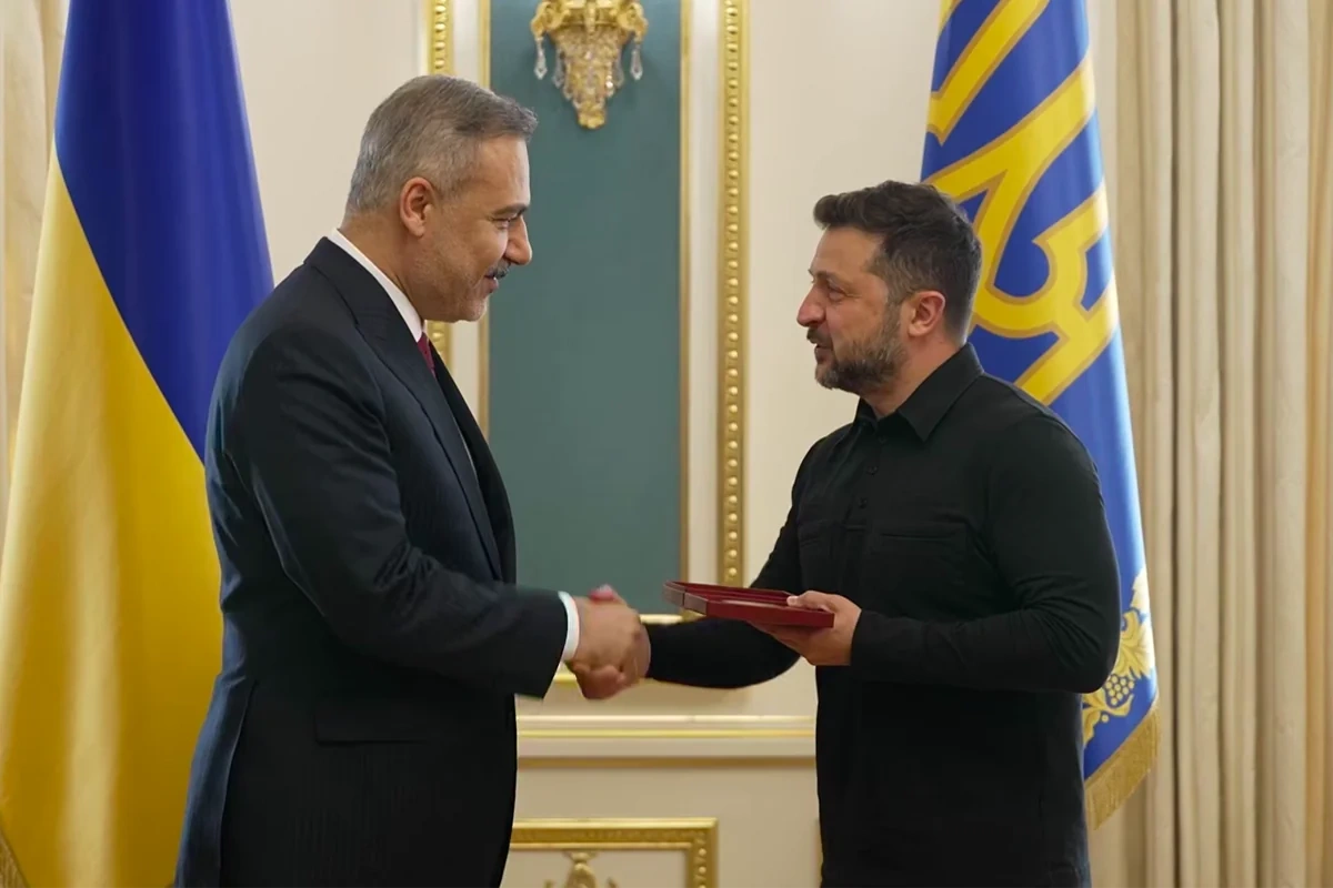 Zelenski Hakan Fidanı ordenlə təltif edib