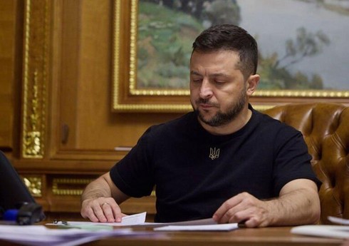 Zelenski hərbçilərlə xüsusi müşavirə keçirib Zelenski hərbçilərlə xüsusi müşavirə keçirib